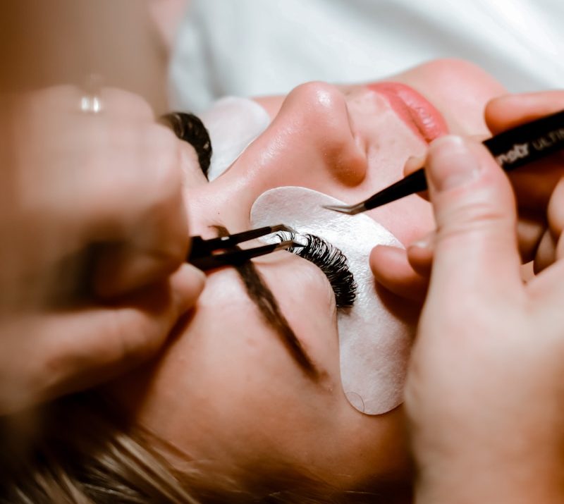 person holding black and silver scissors